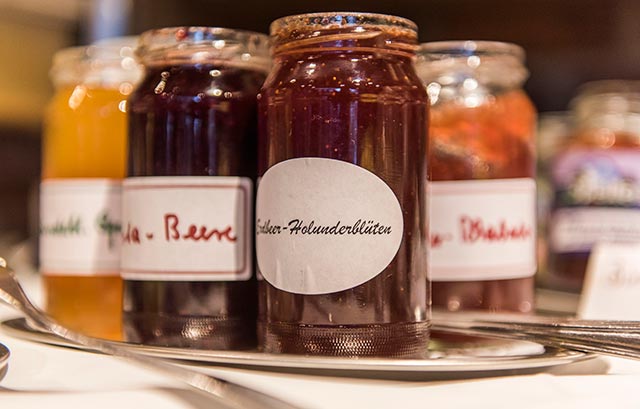 reichhaltiges Frühstücksbuffet im Hofcafé auf dem Genholter Hof