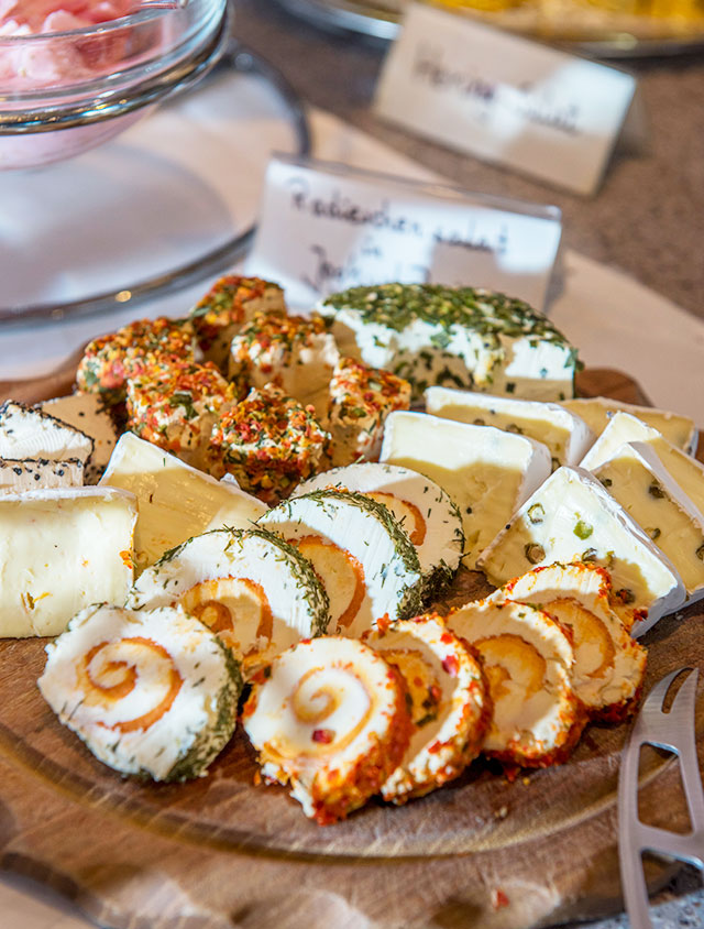 reichhaltiges Frühstücksbuffet im Hofcafé auf dem Genholter Hof