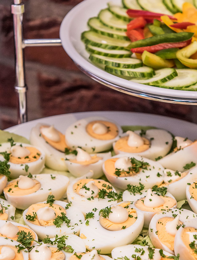 reichhaltiges Frühstücksbuffet im Hofcafé auf dem Genholter Hof