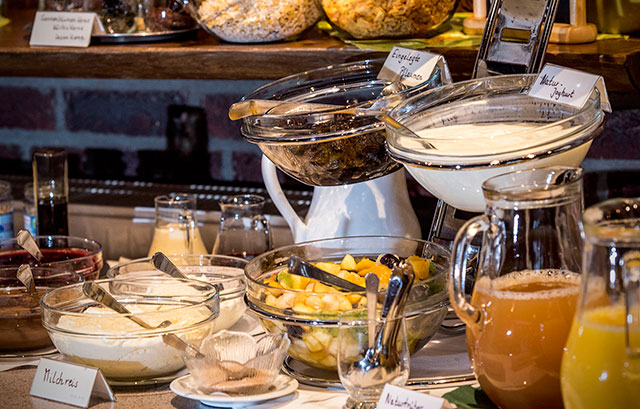 reichhaltiges Frühstücksbuffet im Hofcafé auf dem Genholter Hof